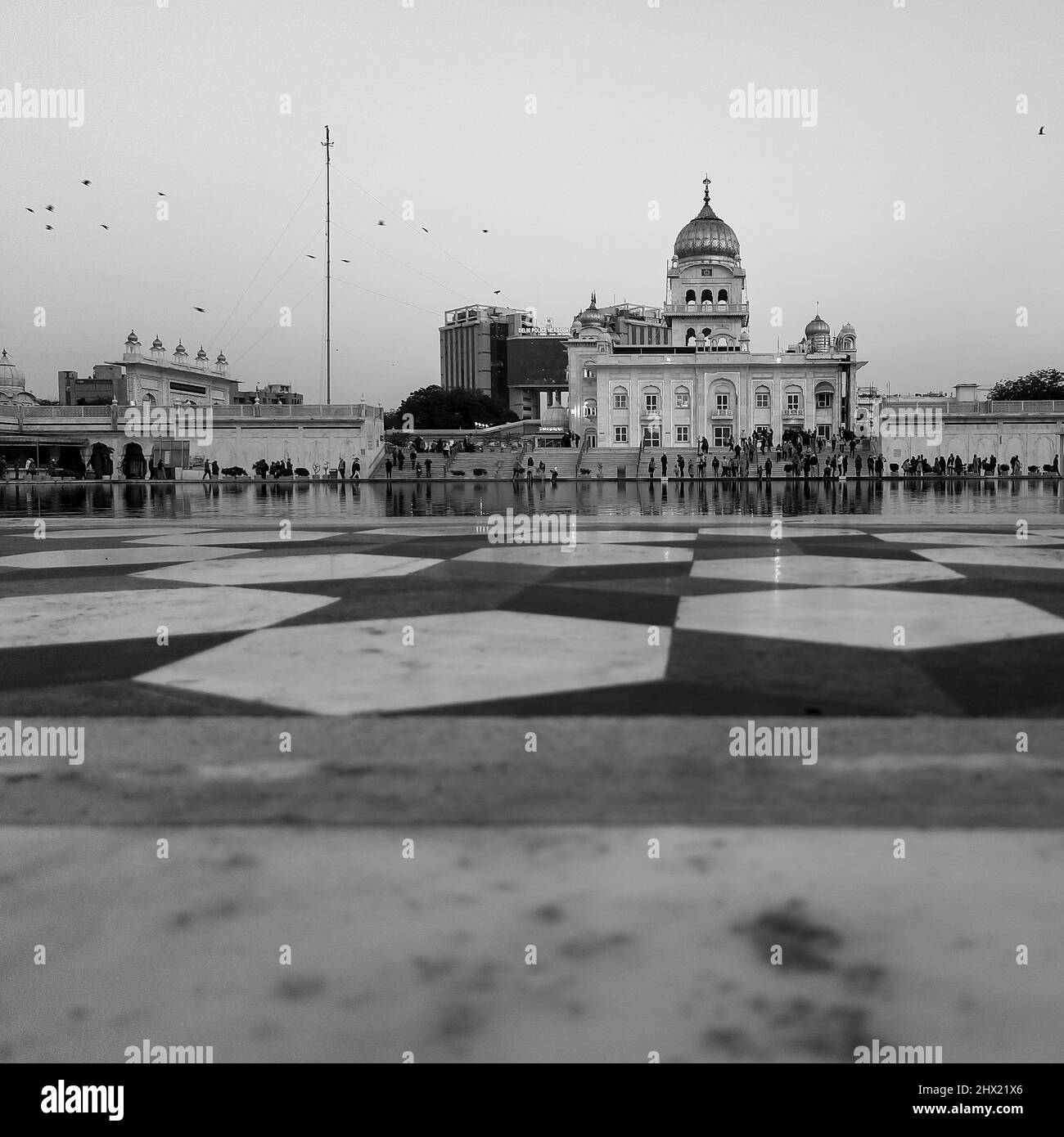 Gurdwara Bangla Sahib ist der prominenteste Sikh Gurudwara, Bangla Sahib Gurudwara in den Abendstunden in Neu-Delhi, Indien, Sikh Community Stockfoto