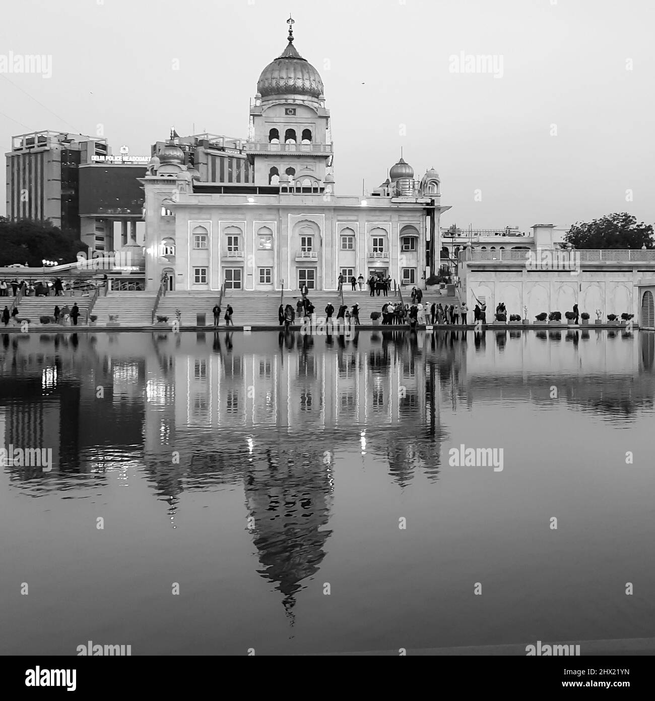 Gurdwara Bangla Sahib ist der prominenteste Sikh Gurudwara, Bangla Sahib Gurudwara in den Abendstunden in Neu-Delhi, Indien, Sikh Community Stockfoto