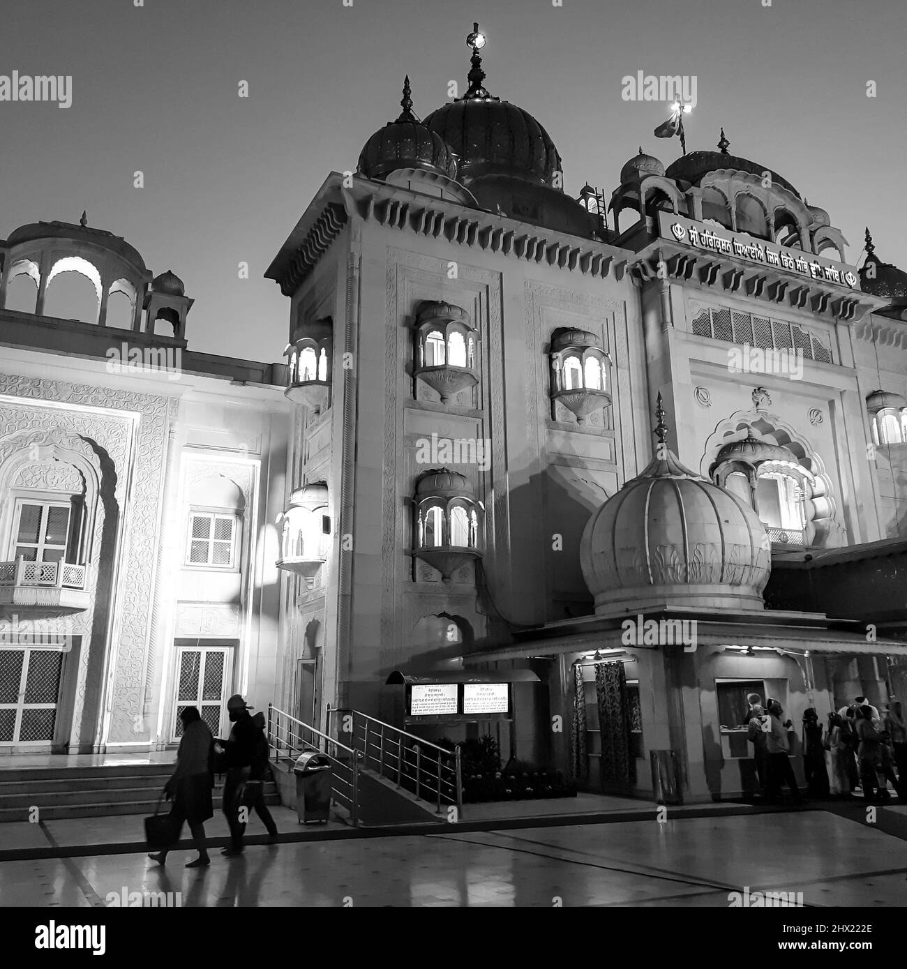 Gurdwara Bangla Sahib ist der prominenteste Sikh Gurudwara, Bangla Sahib Gurudwara in den Abendstunden in Neu-Delhi, Indien, Sikh Community Stockfoto