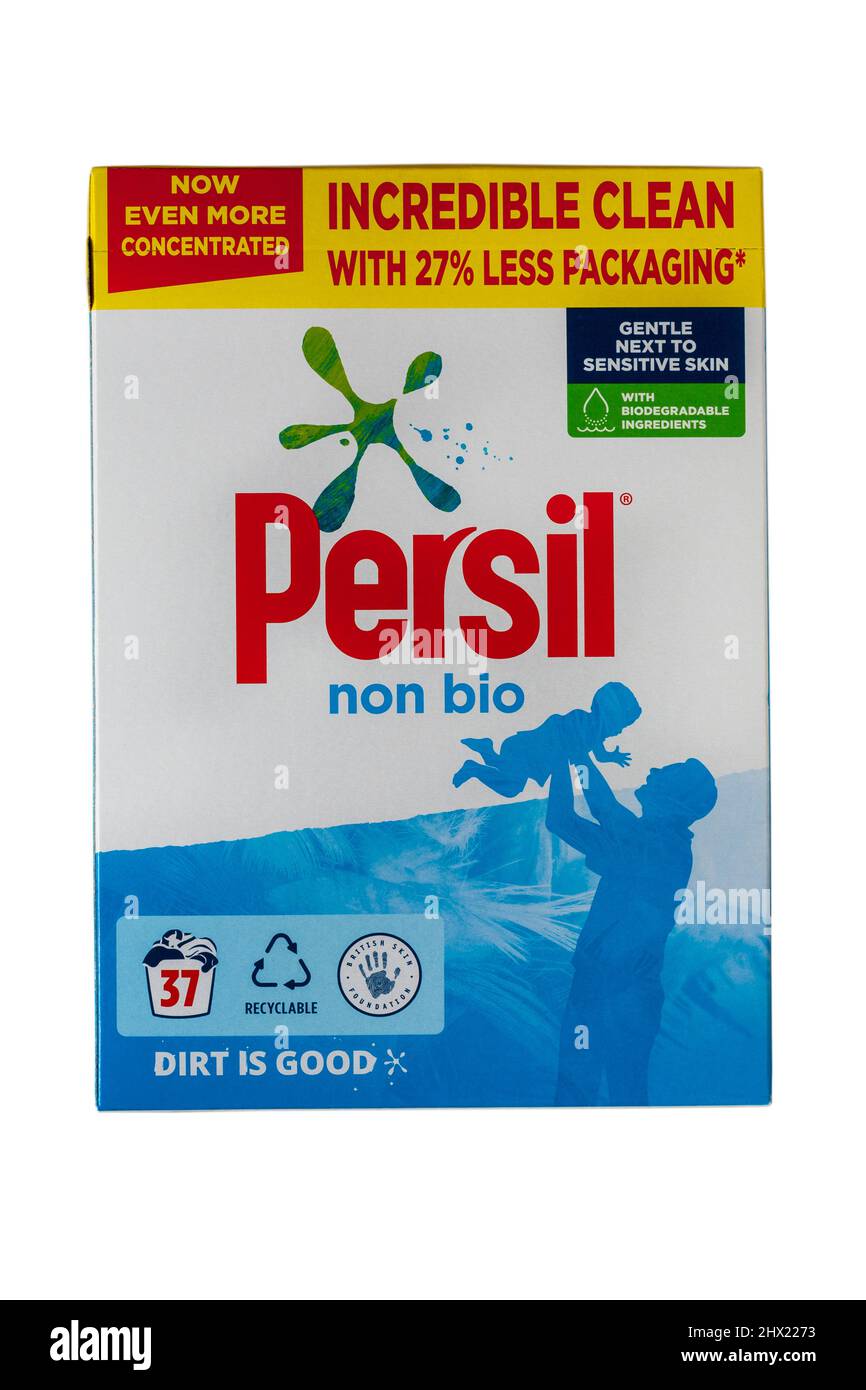 Karton mit nicht biologischem Waschpulver von Persil jetzt noch konzentrierter unglaublich sauber mit 27 % weniger Verpackung isoliert auf weißem Hintergrund Stockfoto