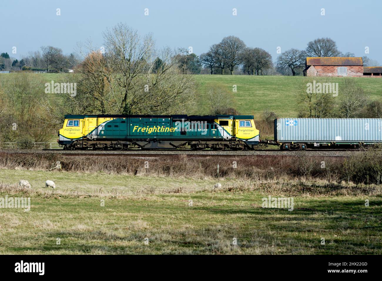 Diesellokomotive der Baureihe 70 Nr. 70010 mit einem freightliner-Zug, Warwickshire, Großbritannien Stockfoto
