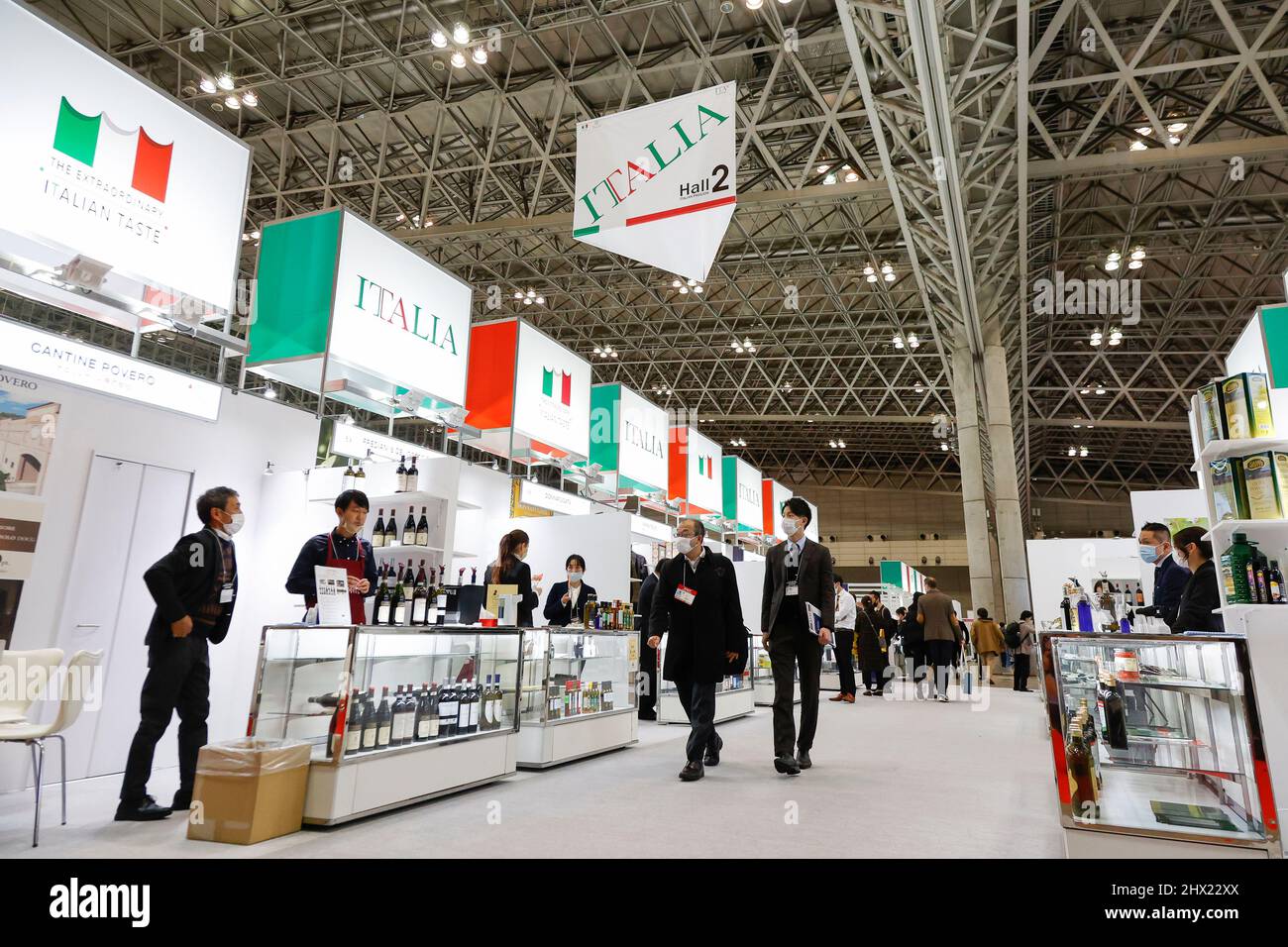 Chiba, Japan. 9. März 2022. Die Besucher treffen sich auf der Internationalen Lebensmittel- und Getränkeausstellung 47. (FOODEX JAPAN 2022) in der Makuhari Messe International Hall. An der Ausstellung, die bis März 11 stattfindet, nehmen rund 1.500 Unternehmen aus 44 Ländern und Regionen Teil. (Bild: © Rodrigo Reyes Marin/ZUMA Press Wire) Stockfoto