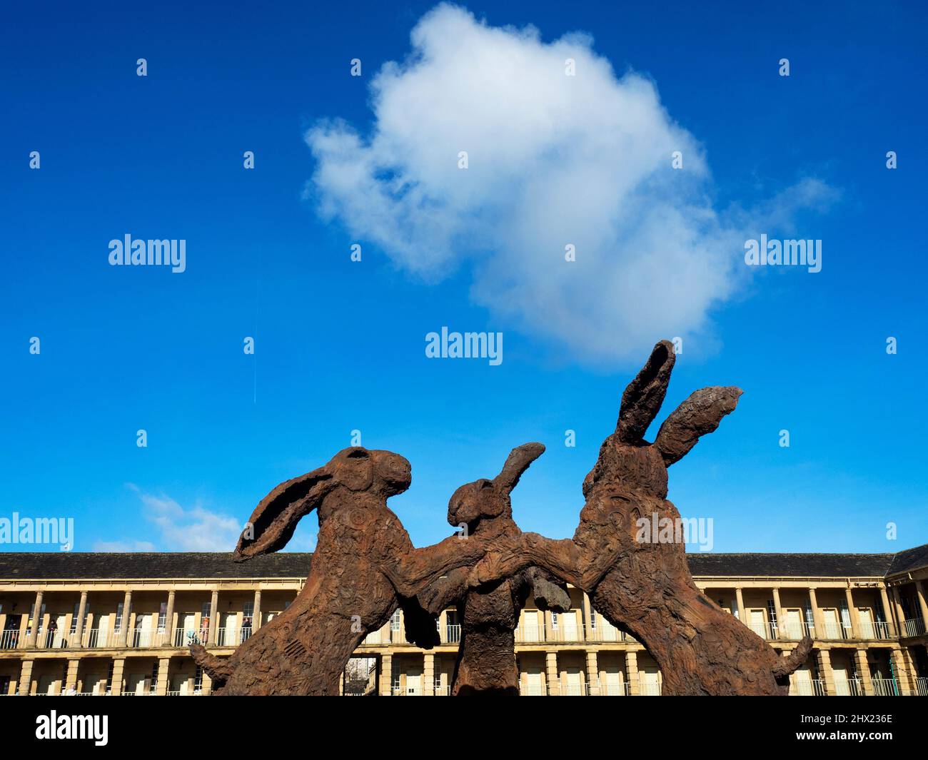 Hare Skulptur Teile der Sophie Ryder Ausstellung Februar bis Mai 2022 in der Halle Halifax West Yorkshire England Stockfoto