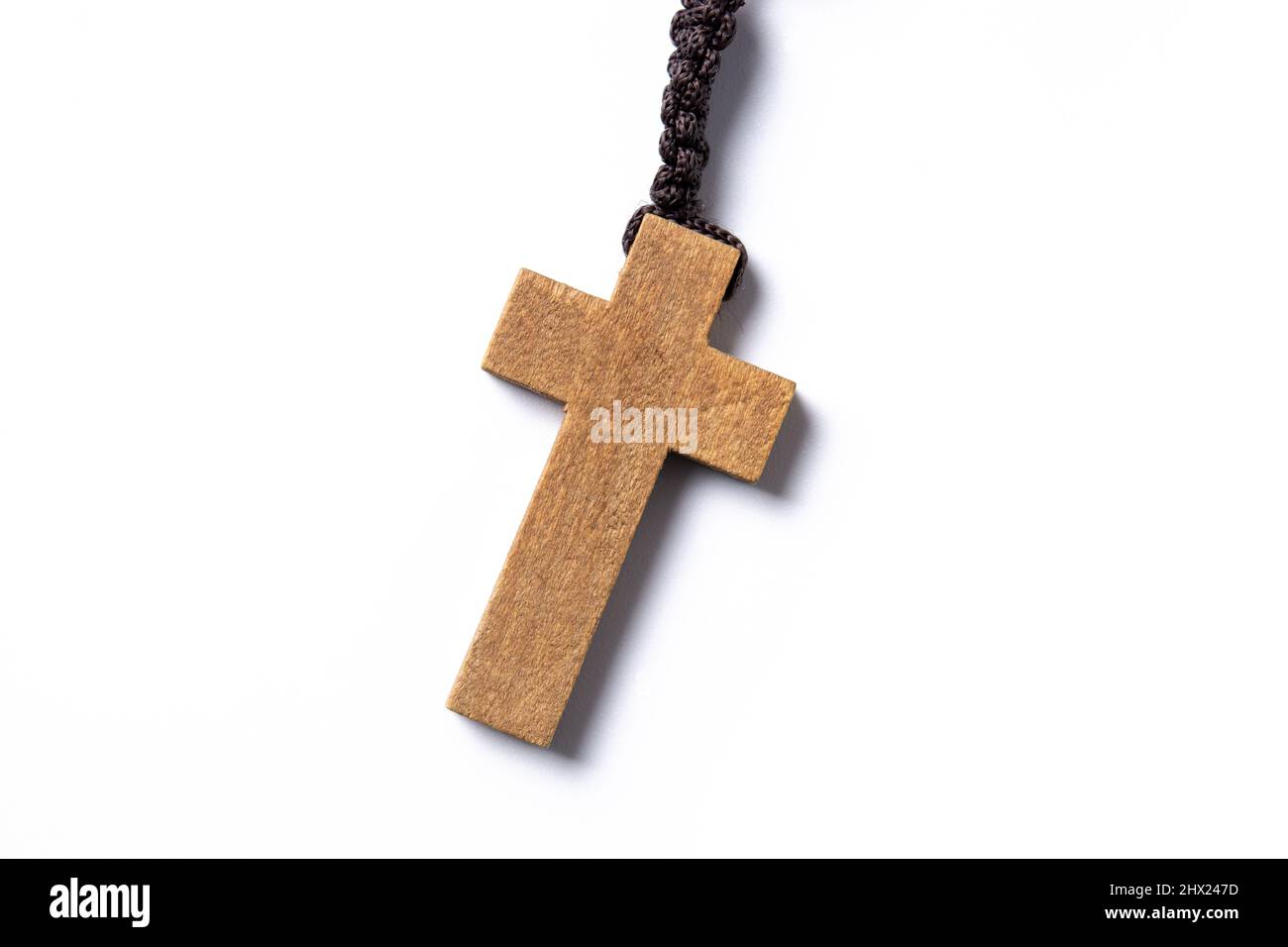 Rosenkranz katholisches Kreuz isoliert auf weißem Hintergrund Stockfoto