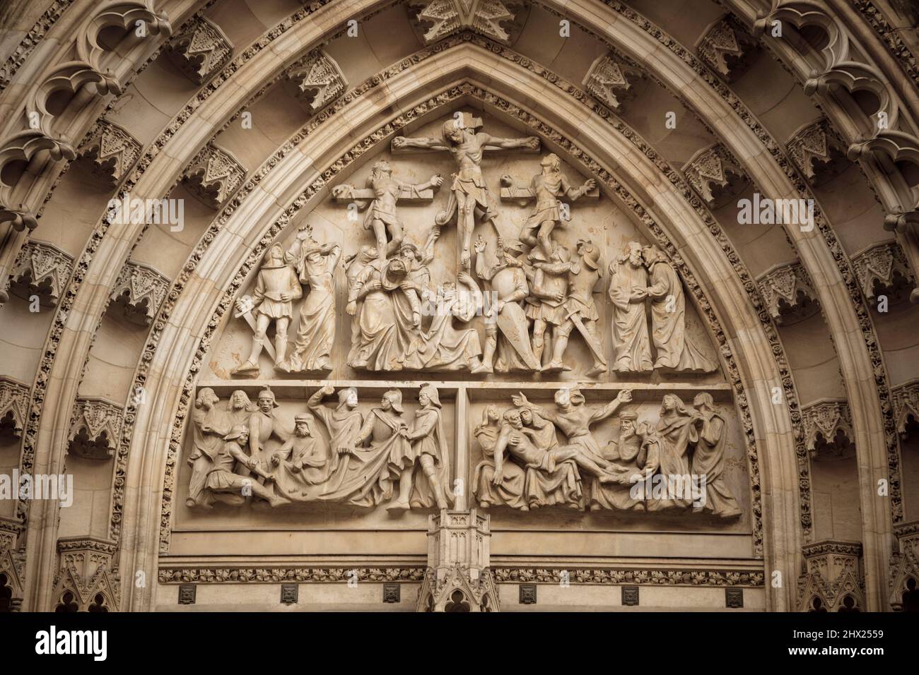 Tympanon einer Tür der St.-Veits-Kathedrale in Prag Stockfoto
