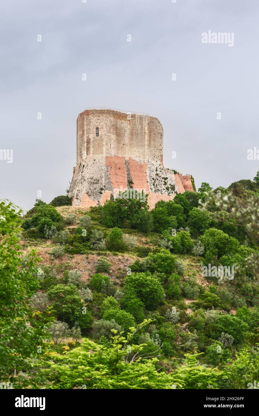 Die Festung Rocca di Tentennano in lokalem Kalkstein mit der typischen Struktur der Burg. Toskana, Italien Stockfoto