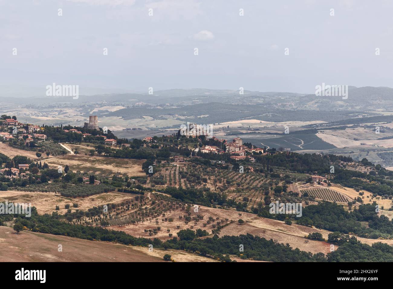 Panoramablick auf die Provinz Toskana mit der Stadt Castiglione d'Orcia auf dem Hügel und dem Turm Rocca di Tentennano. Val d'Orcia, Italien Stockfoto