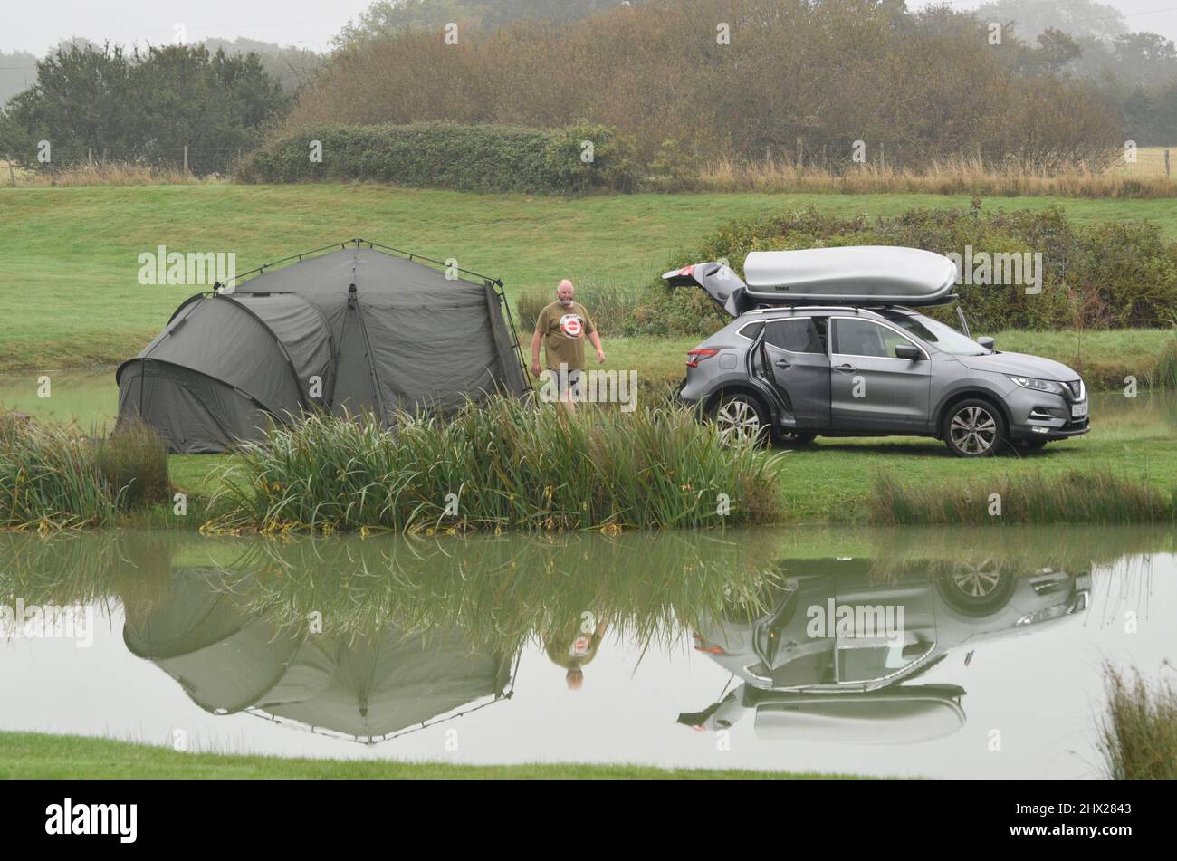 Camping neben Angelsee kent england Stockfoto