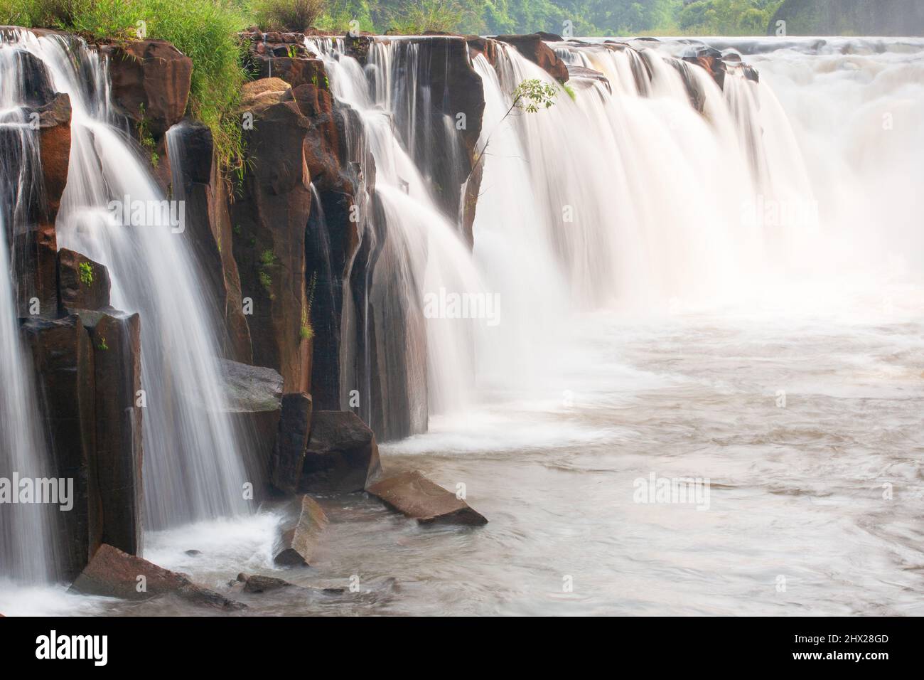 Die Landschaft der TAD Pha Suam Falls in der Regenzeit. Bolaven Plateau, Laos. Stockfoto
