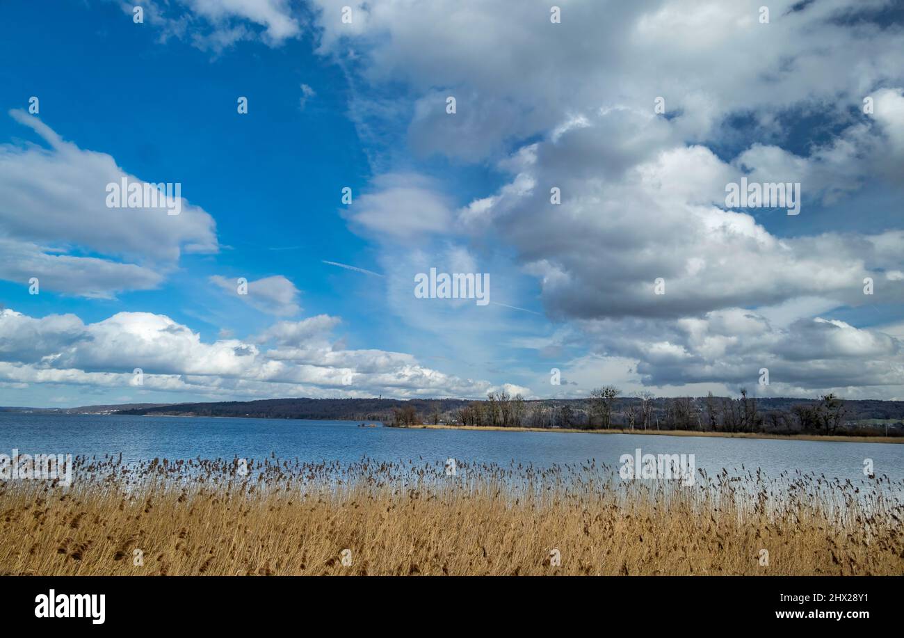 Wolkenstimmung an einem sonnigen Tag am Ammersee, Bayern, Deutschland, Europa Stockfoto