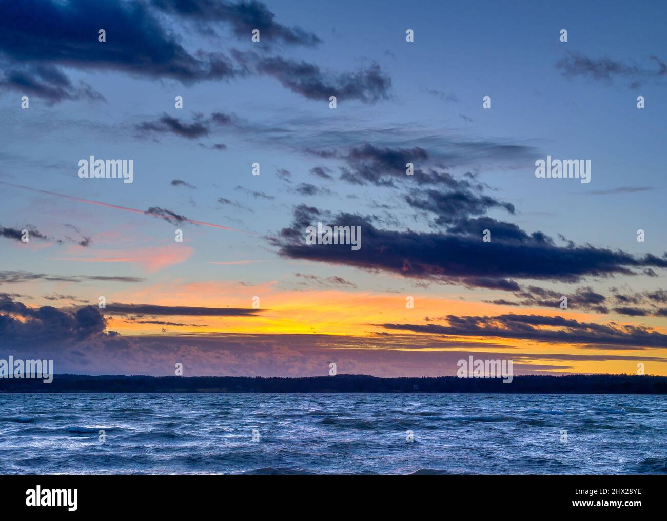 Abendlicht mit dramatischen Wolken, Starnberger See, Oberbayern, Bayern, Deutschland, Europa Stockfoto