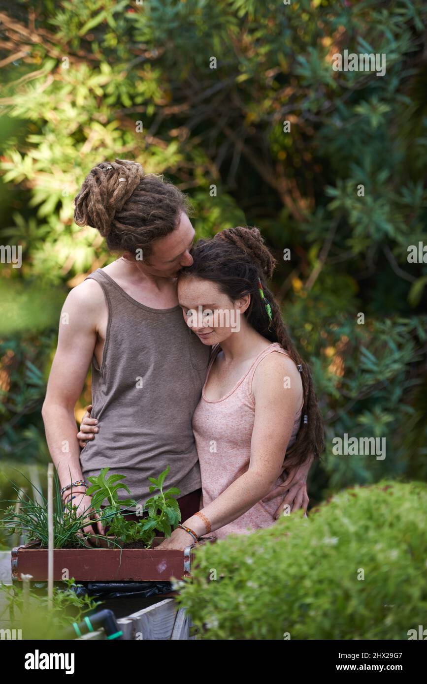 Der Garten der Liebe. Aufnahme eines glücklichen jungen Paares, das einen Tag im Garten verbringen kann. Stockfoto