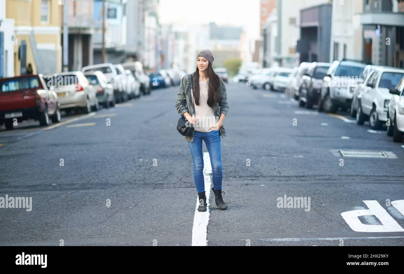 Shes eine städtische Frau. Aufnahme einer attraktiven jungen Frau in der Stadt. Stockfoto