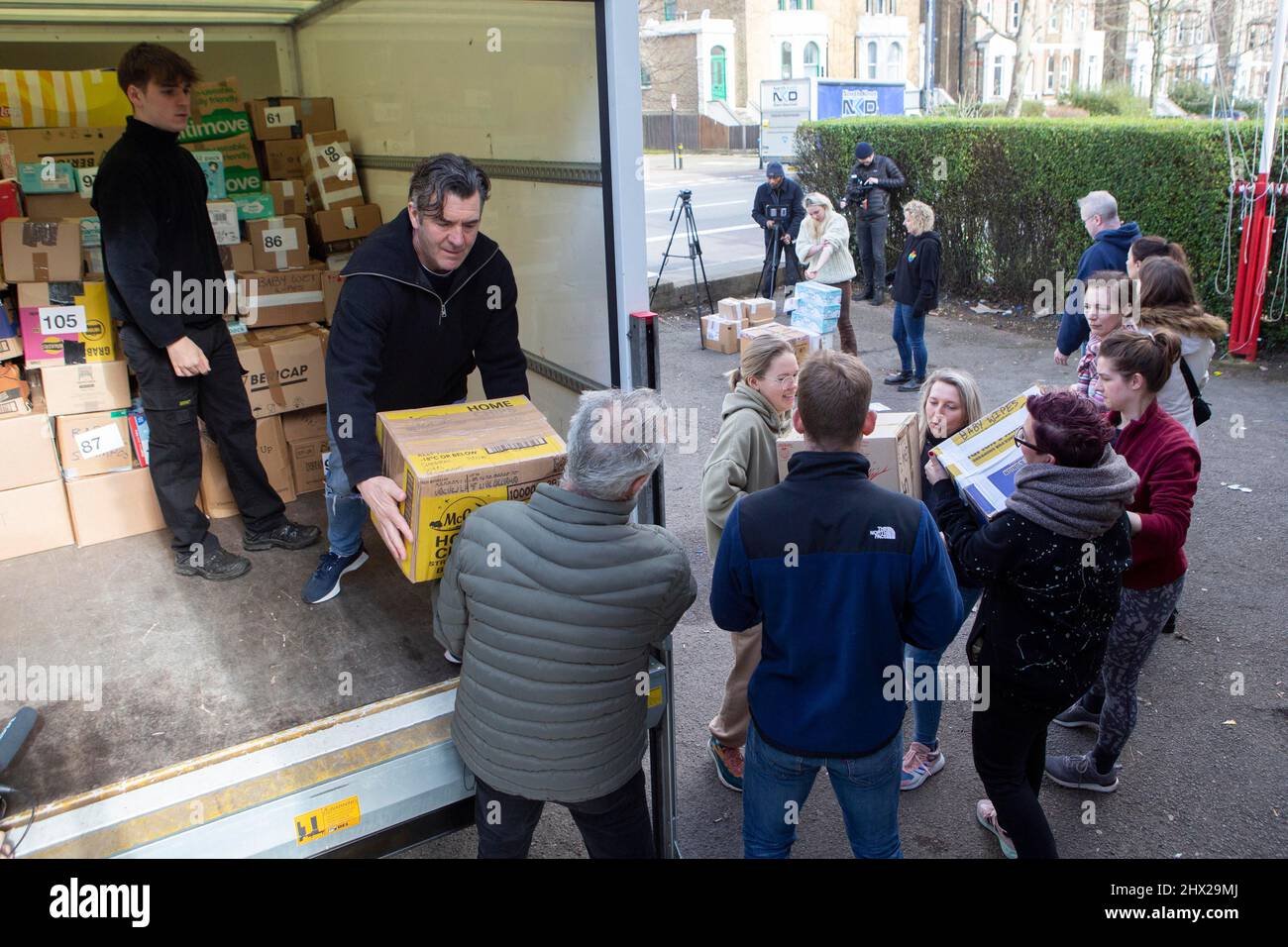 Freiwillige beladen einen Lieferwagen mit Spenden für ukrainische Flüchtlinge, der aus dem Lewisham Polish Centre, Süd-London, zur Lieferung nach Polen vertrieben wird. Bilddatum: Mittwoch, 9. März 2022. Stockfoto