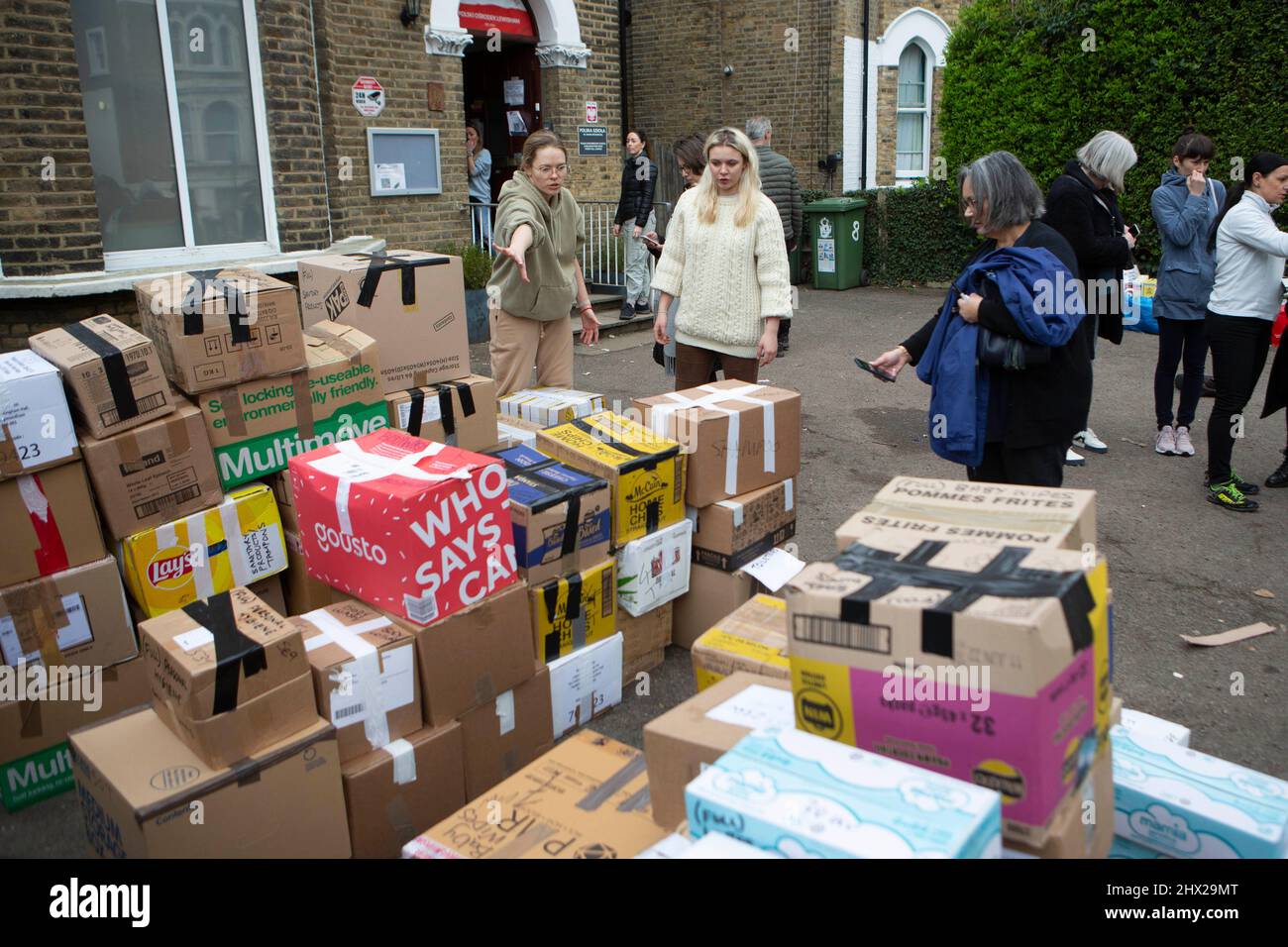 Freiwillige bereiten sich darauf vor, einen Lieferwagen mit Spenden für ukrainische Flüchtlinge zu laden, der aus dem Lewisham Polish Centre, Süd-London, zur Auslieferung nach Polen gebracht wird. Bilddatum: Mittwoch, 9. März 2022. Stockfoto