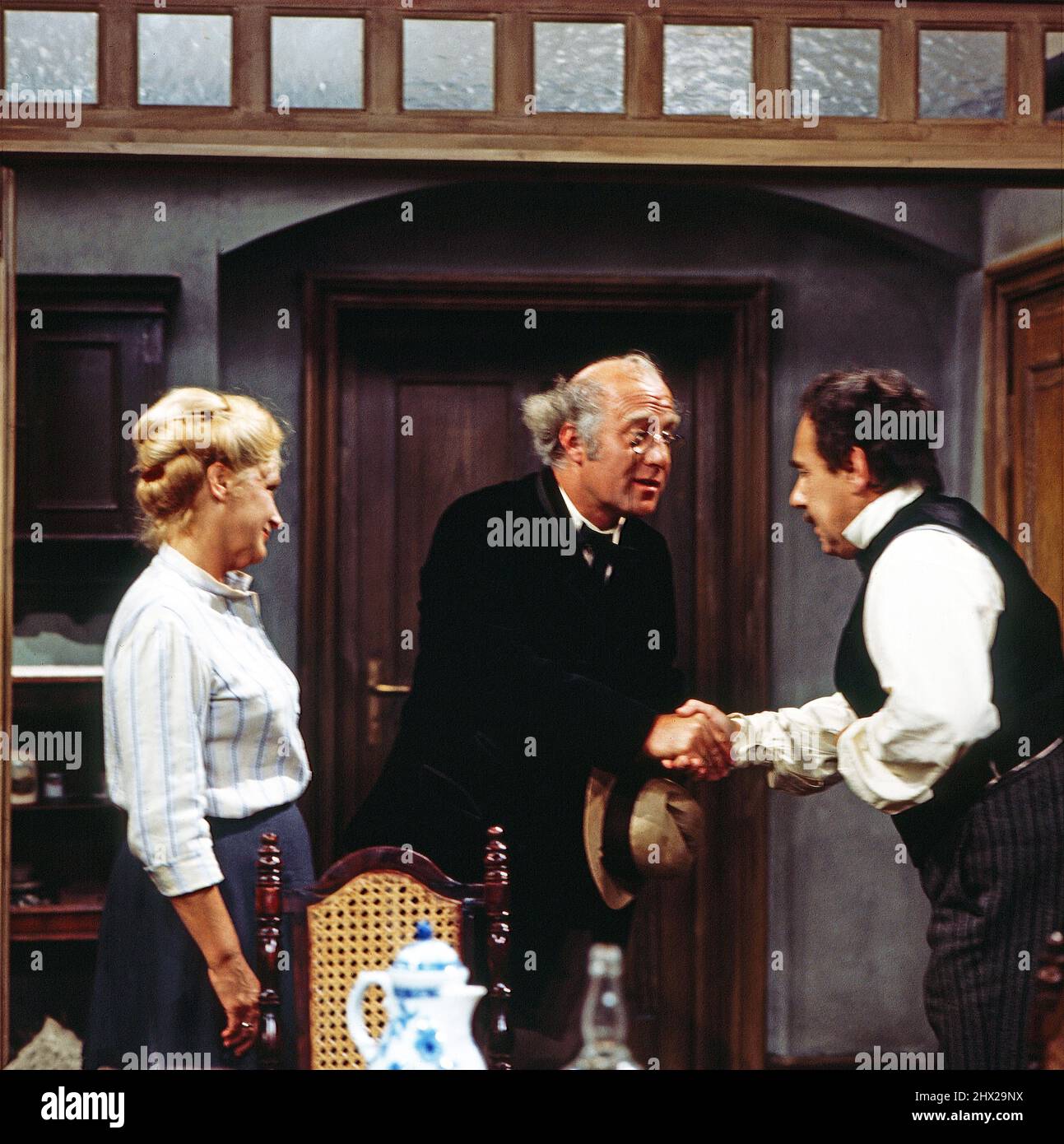 Die Biedermänner, Fernsehfilm, Deutschland 1973, Regie: Wolf Dietrich, Darsteller: Ingold Platzer, Edd Stavjanik, Otto Tausig Stockfoto