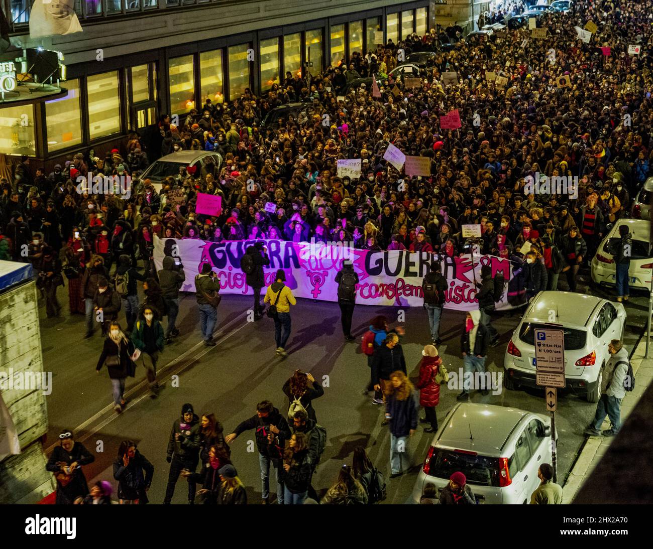 Feier des Frauentages märz in der Altstadt von Rom. Außerdem marschiert sie gegen Homophobie, Transphobie und geschlechtsspezifische Gewalt. Stockfoto