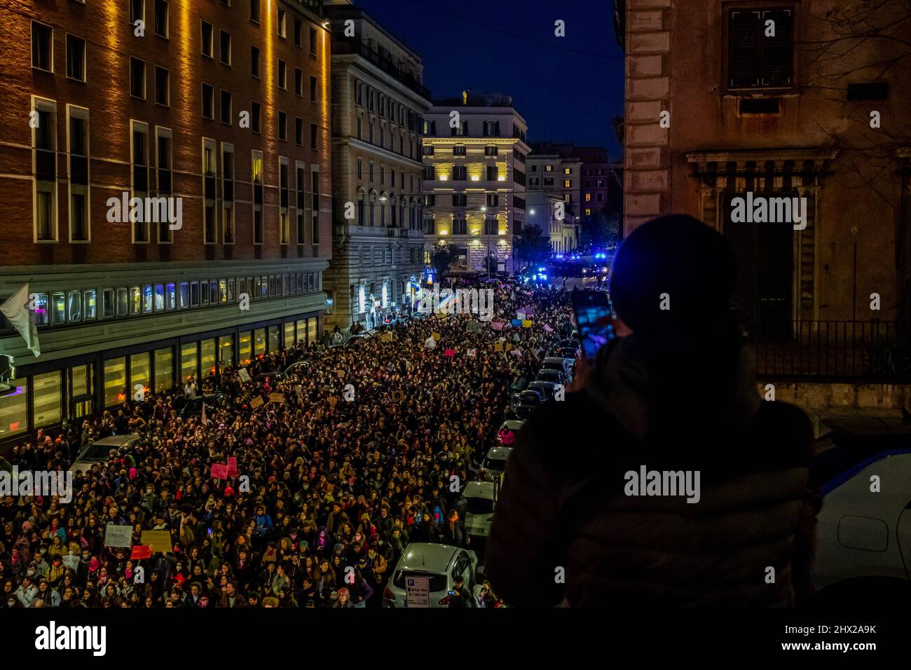 Feier des Frauentages märz in der Altstadt von Rom. Außerdem marschiert sie gegen Homophobie, Transphobie und geschlechtsspezifische Gewalt. Stockfoto