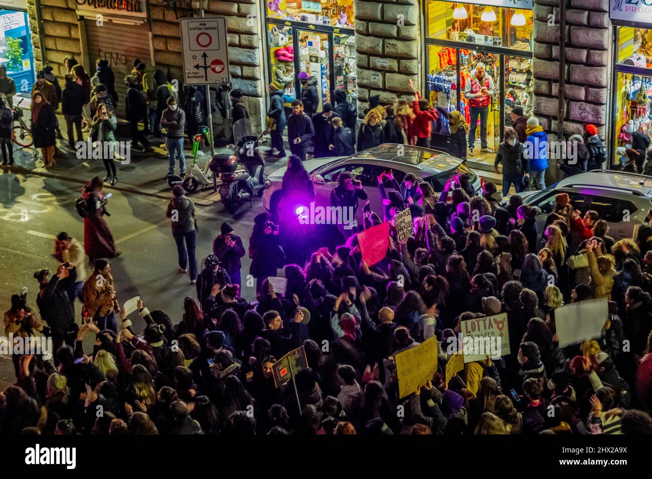 Feier des Frauentages märz in der Altstadt von Rom. Außerdem marschiert sie gegen Homophobie, Transphobie und geschlechtsspezifische Gewalt. Stockfoto