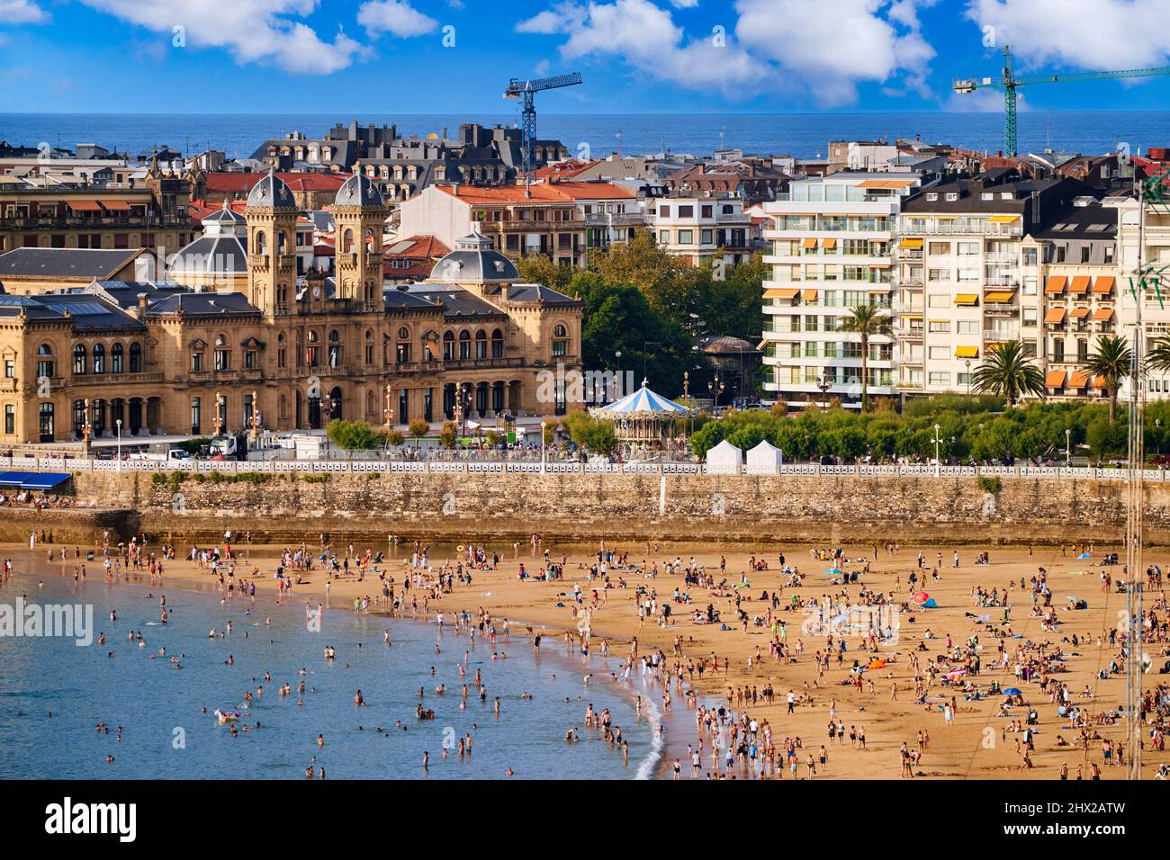 Blick auf den Strand von La Concha, Rathaus Gebäude in den Alderdi Eder Gärten, Donostia, San Sebastian, kosmopolitische Stadt mit 187.000 Einwohnern, bekannt für Stockfoto