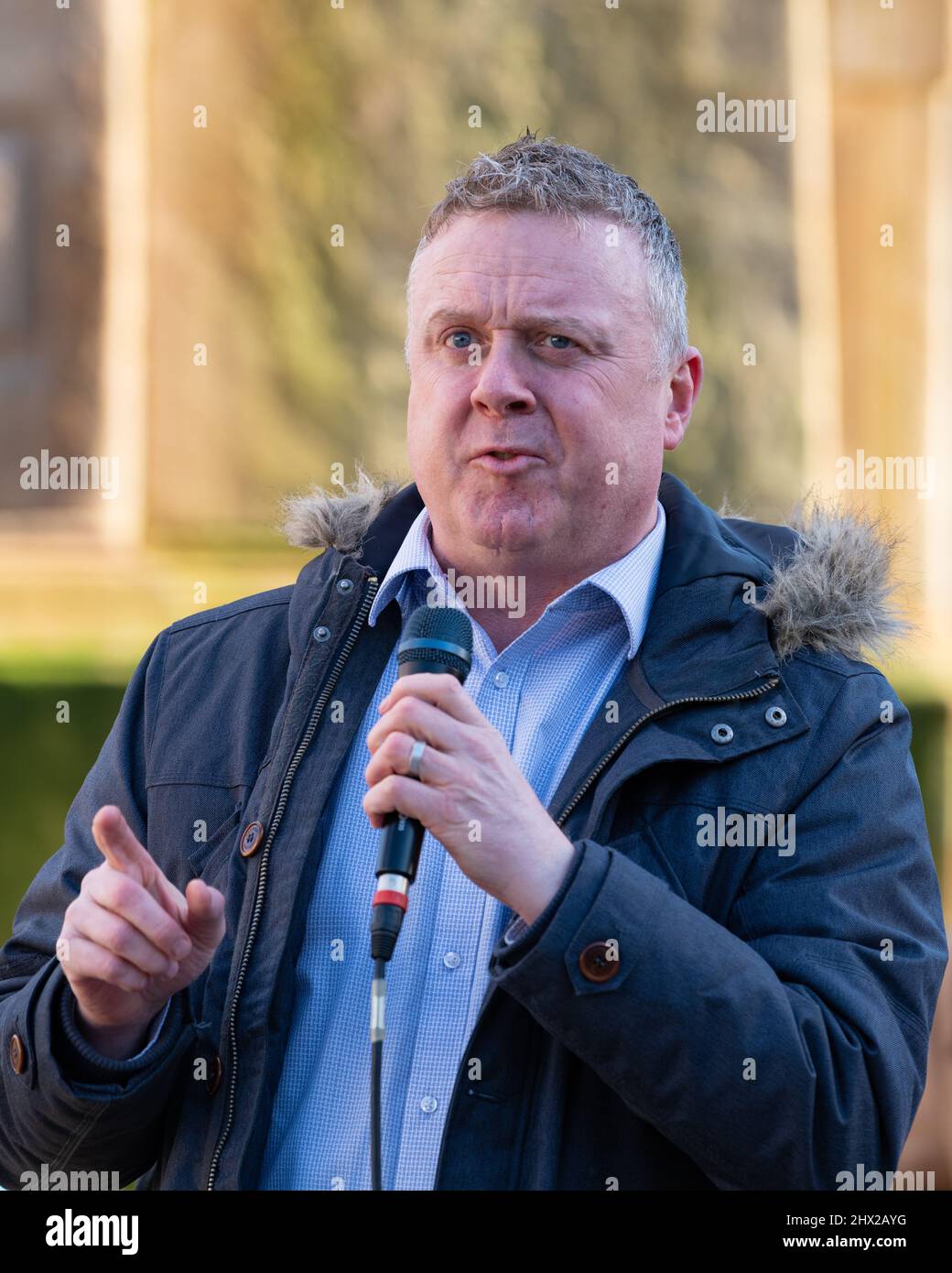 Bob Doris SNP, MSP für Glasgow Maryhill und Springburn, hielt improvisierte Rede auf einer anti-ukrainischen Kriegsdemonstration auf dem George Square, Glasgow, Schottland Stockfoto