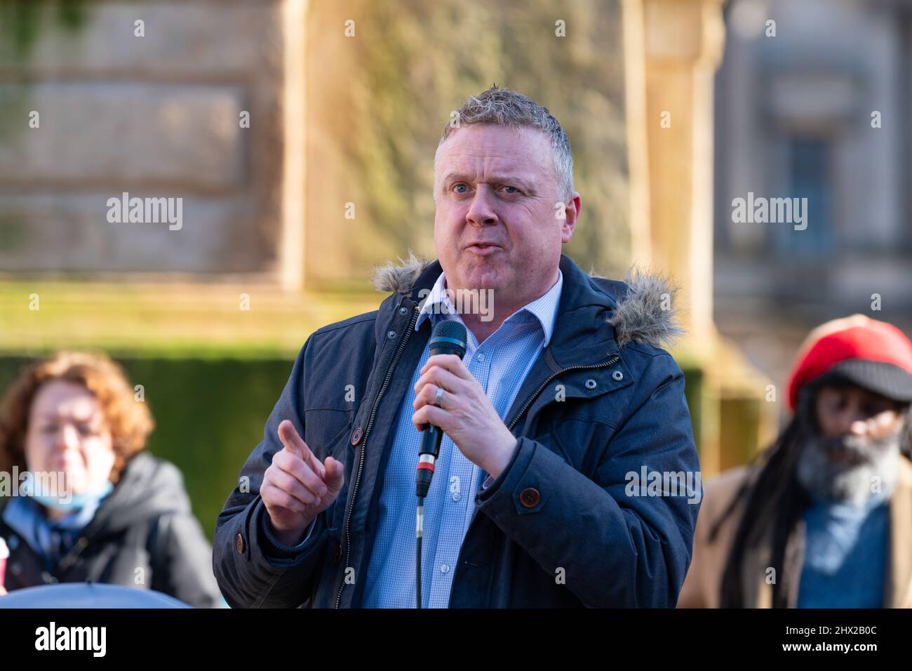 Bob Doris SNP, MSP für Glasgow Maryhill und Springburn, hielt improvisierte Rede auf einer anti-ukrainischen Kriegsdemonstration auf dem George Square, Glasgow, Schottland Stockfoto