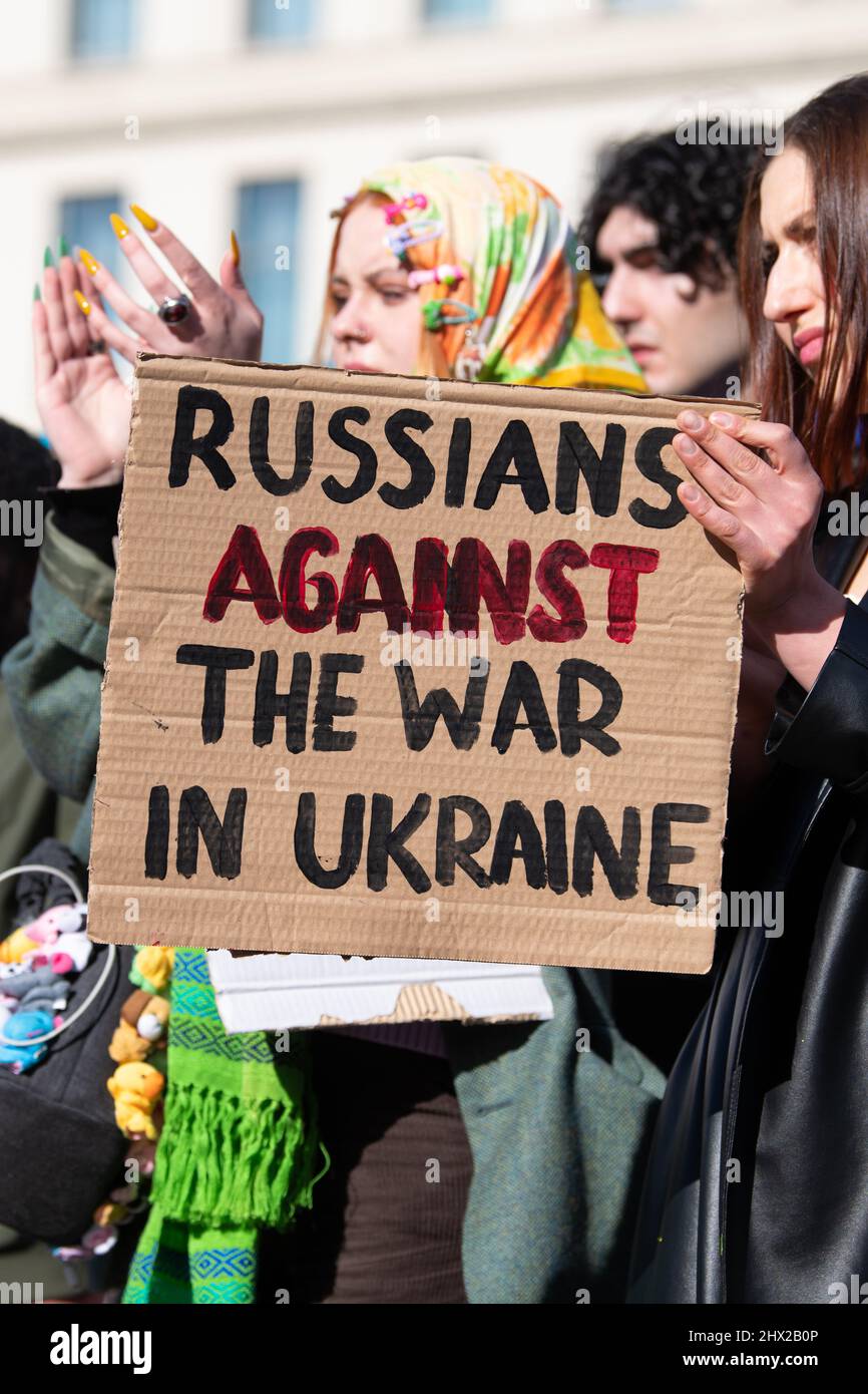 Ukraine-Krieg - „Russen gegen den Krieg in der Ukraine“-Zeichen bei Antikriegsprotesten in Glasgow, Schottland, Großbritannien Stockfoto