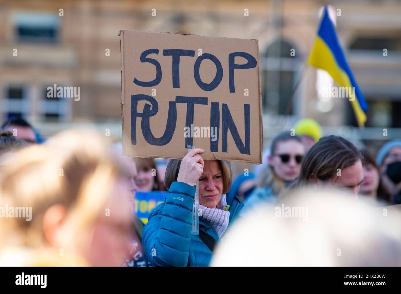 Ukraine war - Stop Putin Zeichen bei der Kundgebung für die Ukraine, Anti-Krieg-Protest in Glasgow, Schottland, Großbritannien Stockfoto