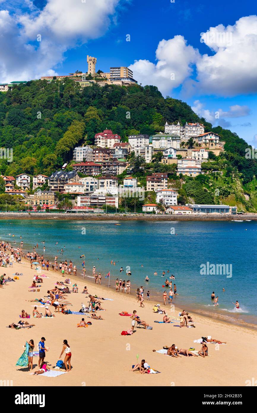 Badegäste am Strand Ondarreta, hinter dem Berg Igeldo, Donostia, San Sebastian, kosmopolitische Stadt mit 187.000 Einwohnern, bekannt für seine Gastronomie, urban Stockfoto