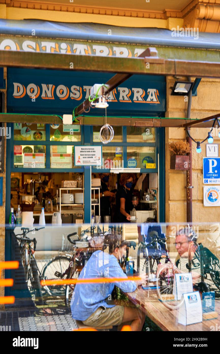 Touristen auf der Terrasse der Bodegón Donostiarra, einer typischen Pinchos-Bar, wo Sie die besten “gildas† probieren können, die sich in einer der besten Bars befinden Stockfoto