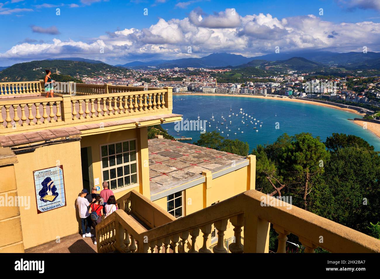 Blick auf die Bucht von La Concha von der Standseilbahn, die von der Stadt nach Monte Igeldo, Donostia, San Sebastian, kosmopolitische Stadt von 187.000, hinauffährt Stockfoto