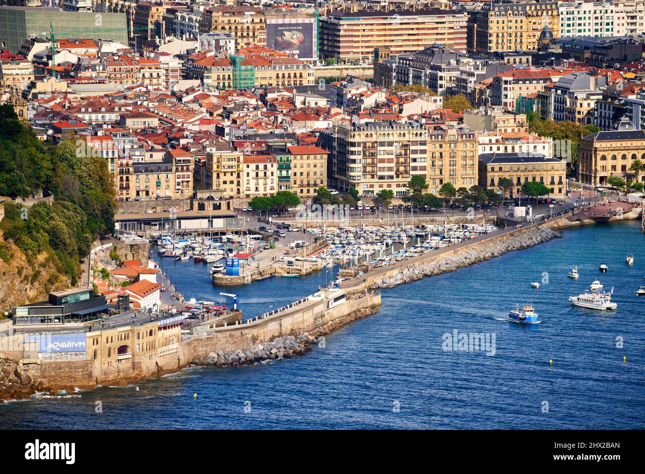 Das Touristenboot verlässt den Hafen und fährt nach Santa Clara Island, hinter der Altstadt, Donostia, San Sebastian, einer kosmopolitischen Stadt aus dem Jahr 187.000 Stockfoto