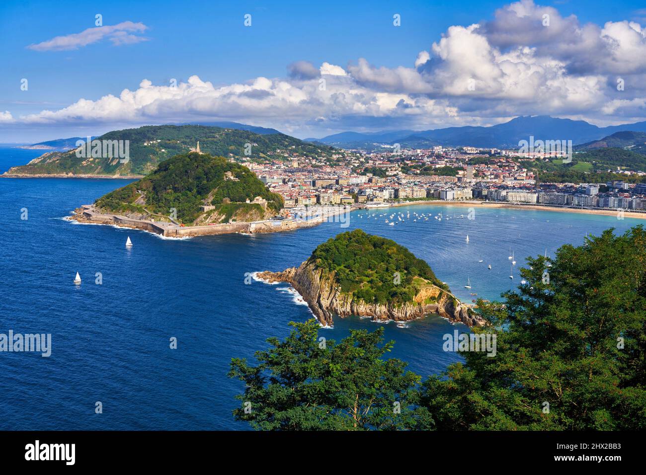 Blick auf die Bucht von La Concha vom Mount Igeldo, Santa Clara Island und Mount Urgull, Donostia, San Sebastian, kosmopolitische Stadt mit 187.000 Einwohnern, Stockfoto
