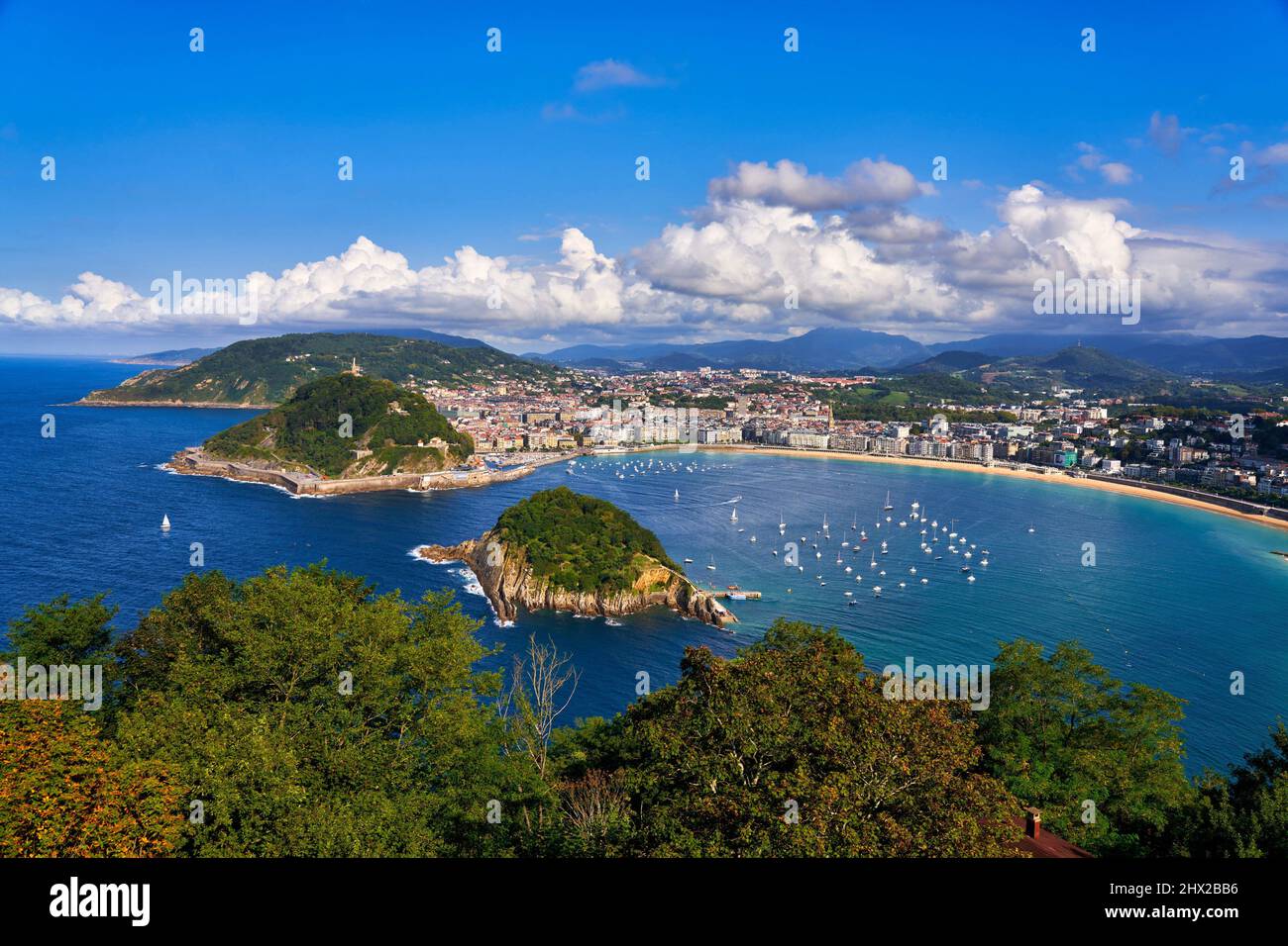 Blick auf die Bucht von La Concha vom Mount Igeldo, Santa Clara Island und Mount Urgull, Donostia, San Sebastian, kosmopolitische Stadt mit 187.000 Einwohnern, Stockfoto