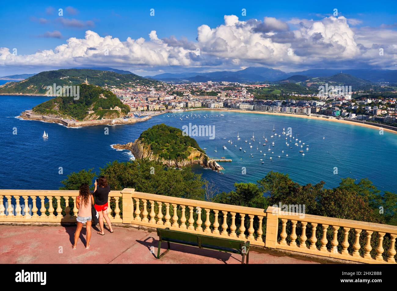 Touristenpaar, das die Bucht von La Concha vom Aussichtspunkt Monte Igeldo aus fotografiert, bemerkt Donostia, San Sebastian, eine kosmopolitische Stadt mit 187.000 Einwohnern Stockfoto