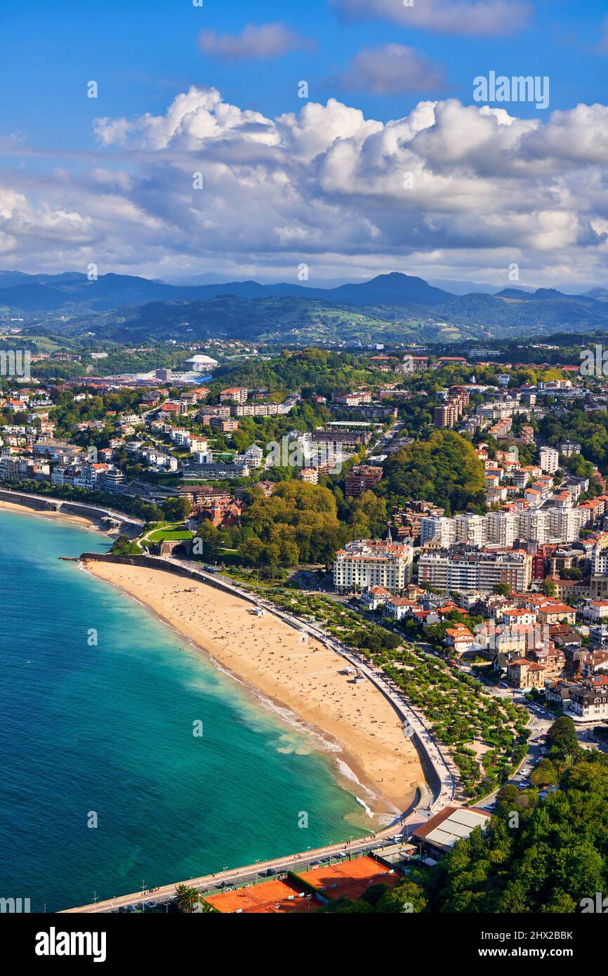 Blick auf die Stadt vom Mount Igeldo, Ondarreta Beach, La Concha Bay, Donostia, San Sebastian, Kosmopolitische Stadt mit 187.000 Einwohnern, bekannt für seine Stockfoto