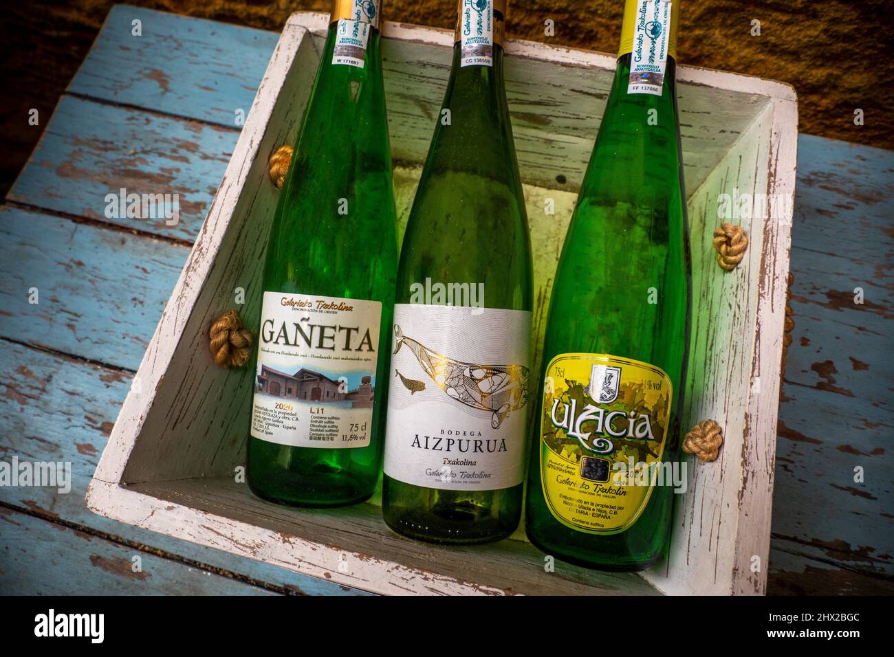 Spanien, Baskenland, Guipuzcoa, Essen und Trinken, Txacoli Weine aus der Umgebung von Guetaria. Stockfoto