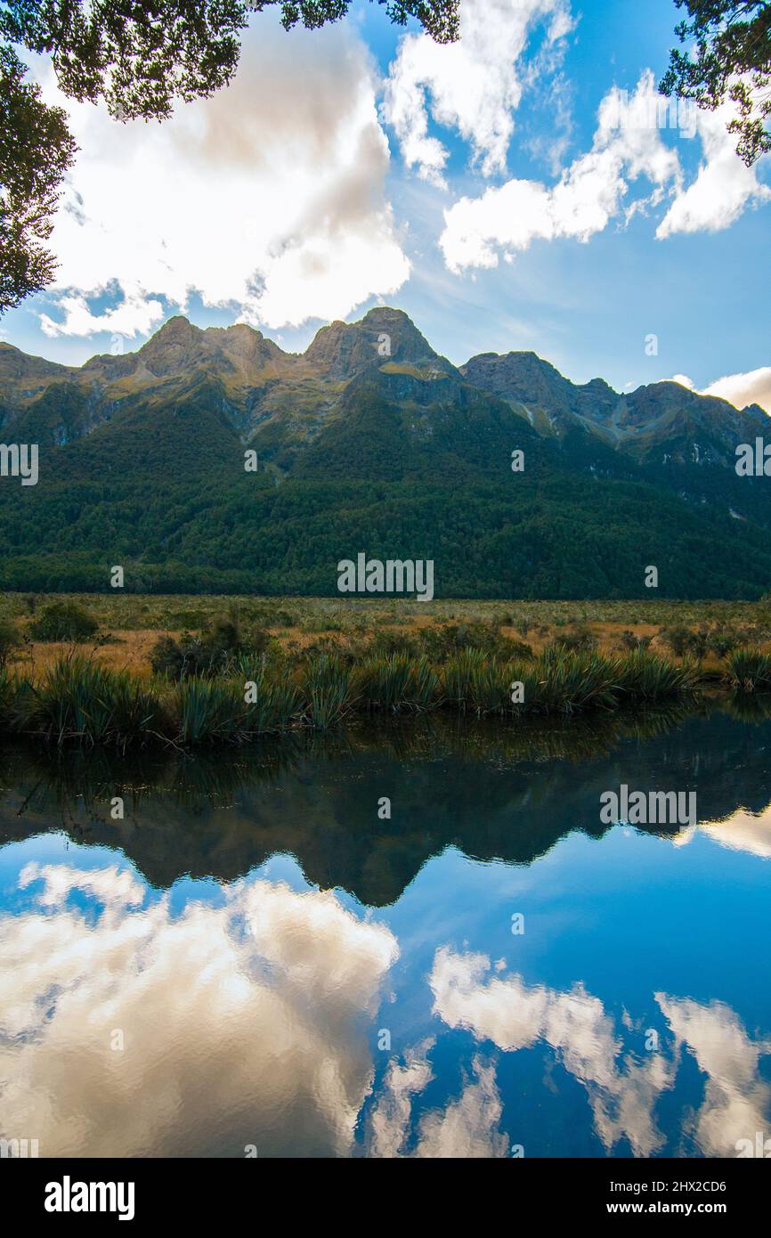 Mirror Lakes New Zealand, Earl Mountains Reflection in the Water, Fiordland National Park Stockfoto