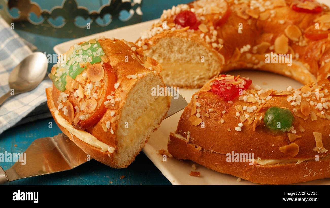 Roscón de Reyes mit Pudding. Typisch hispanischer Teig. . Stockfoto