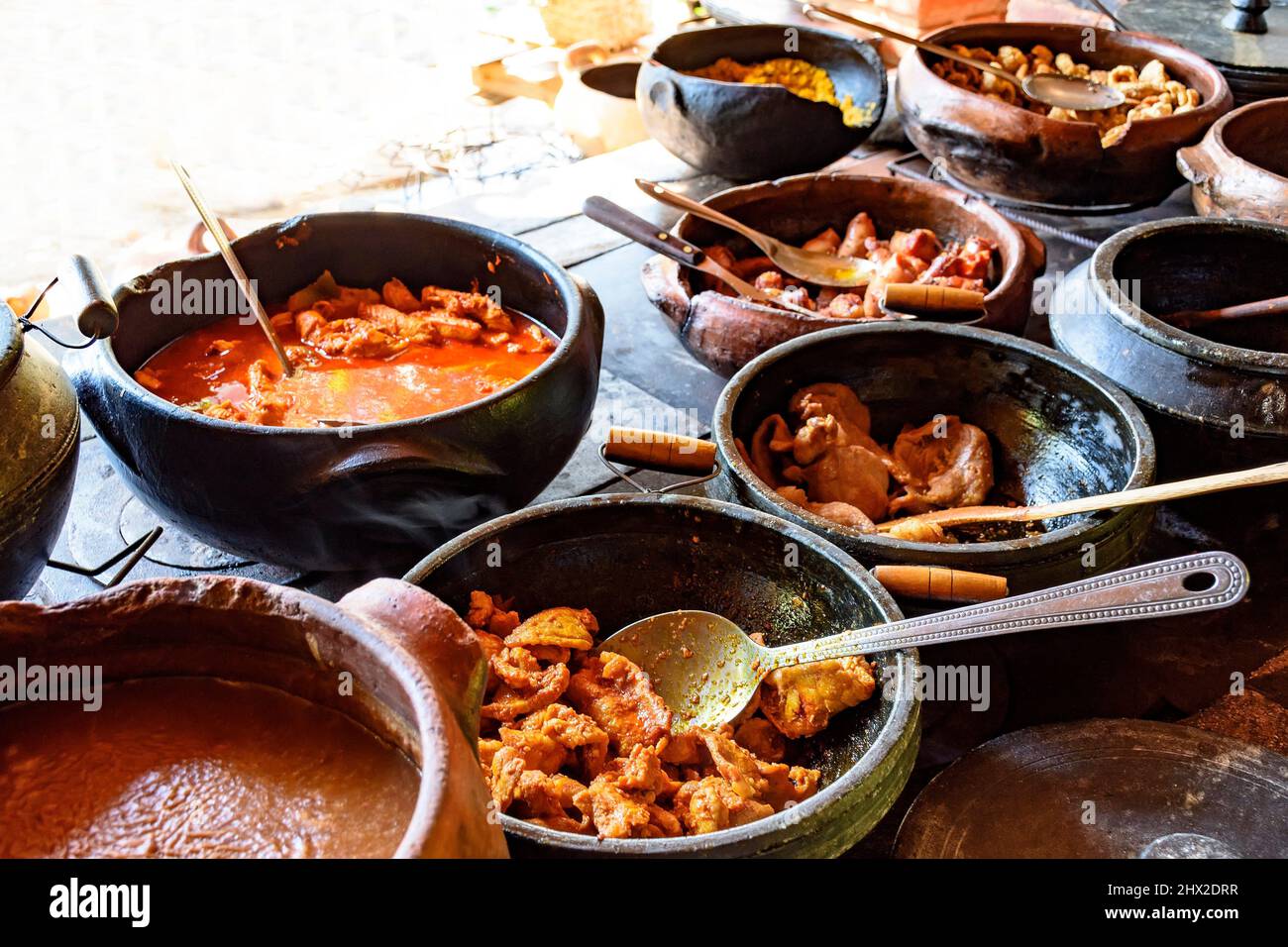 Traditionelle brasilianische Gerichte aus der Region vor Minas Gerais werden in Tontöpfen und im alten und beliebten Holzofen zubereitet. Stockfoto