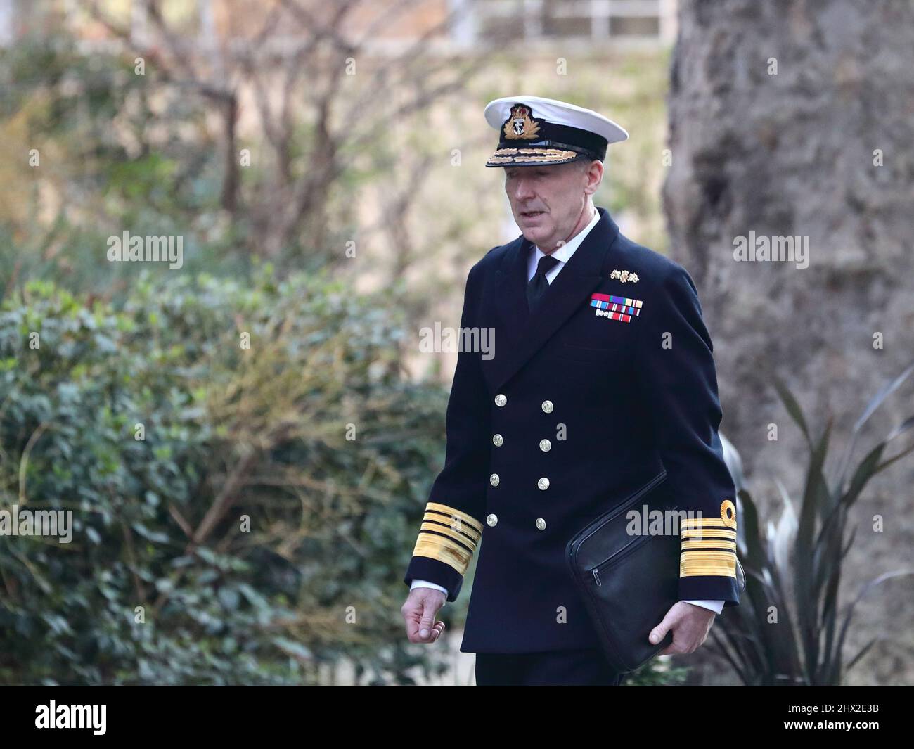 London, Großbritannien. 8. März 2022. Sir Tony Radakin, Chef des Verteidigungsstabs, kommt zur wöchentlichen Kabinettssitzung in der Downing Street Nr. 10. Stockfoto