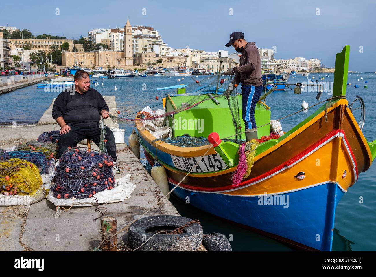 Sortieren von Netzen auf einem traditionellen Fischerboot, bekannt als luzzu, Marsaskala, Malta Stockfoto
