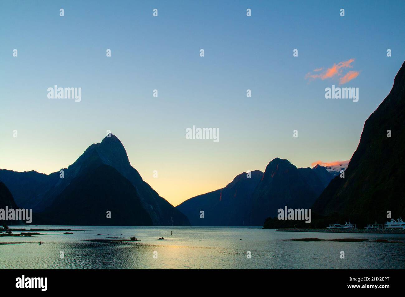 Miter Peak bei Dämmerung, der Löwe, die Elephant Peaks, Fiordland Neuseeland, Milford Sound Wharf nach Sonnenuntergang Landschaft kopieren Raum Stockfoto