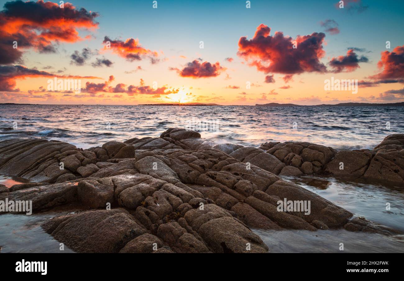 Sonnenuntergang von Aughrus Beg, Connemara, County Galway, Irland. Stockfoto