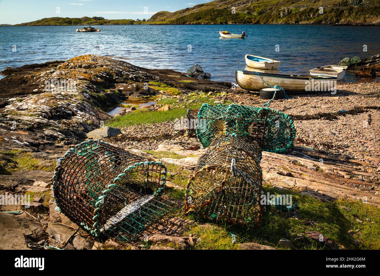 Hummerkrebse und Boote auf Killar Bay Little, Connemara, County Galway, Irland. Stockfoto
