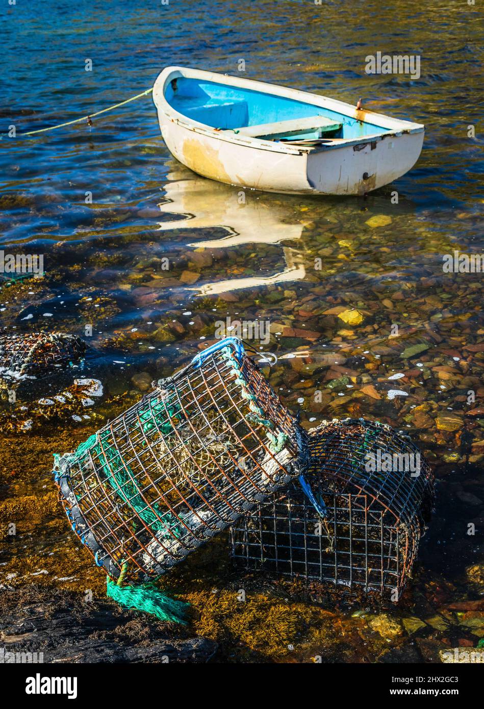 Hummerkrebse und Festboot auf der Killar Bay Little, Connemara, County Galway, Irland. Stockfoto