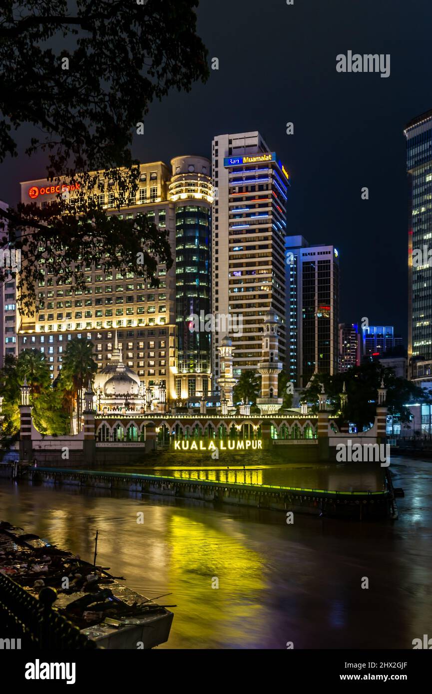 Masjid Jamek Moschee, Kuala Lumpur, aufgenommen vom Fluss des Lebens bei starkem Regen, mit geschwollenen Klang- und Gombak-Flüssen Stockfoto