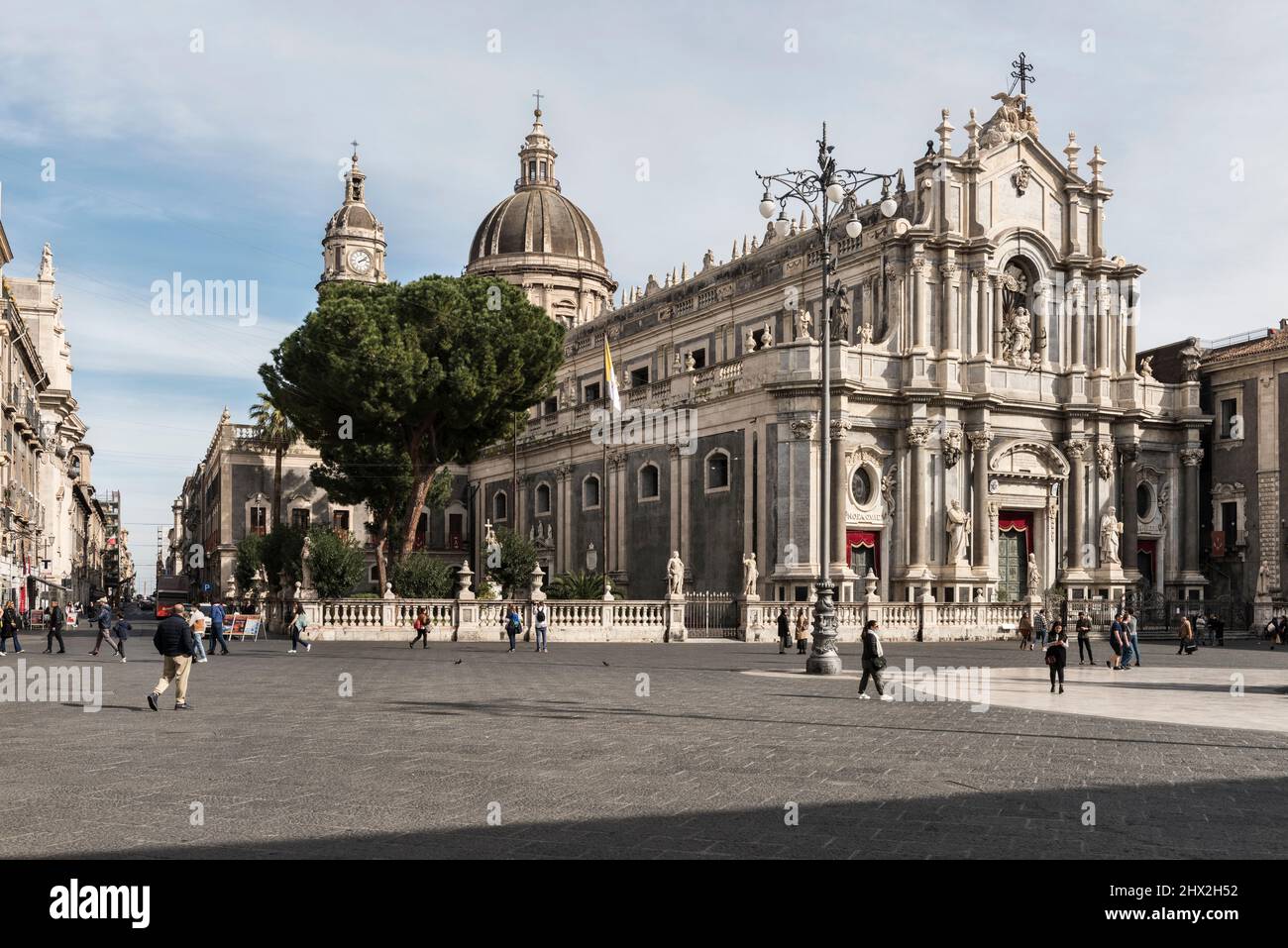 Die barocke Kathedrale in Catania, Sizilien, Italien. Die Fassade stammt aus dem Jahr 1711 und wurde nach der Zerstörung durch das Erdbeben von 1693 wieder aufgebaut Stockfoto