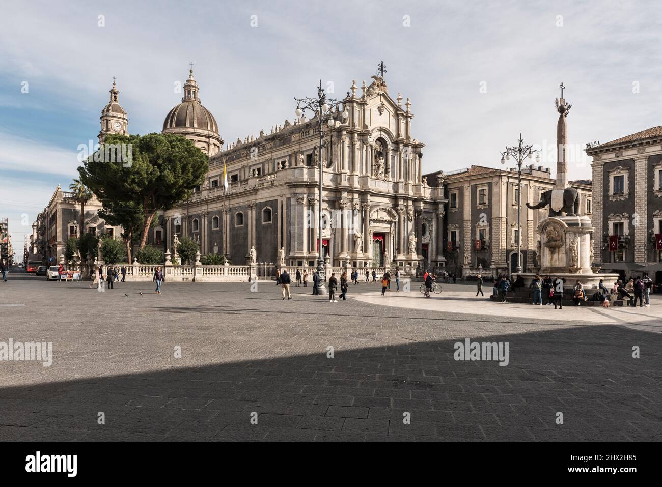 Die barocke Kathedrale in Catania, Sizilien, Italien. Die Fassade stammt aus dem Jahr 1711 und wurde nach der Zerstörung durch das Erdbeben von 1693 wieder aufgebaut Stockfoto