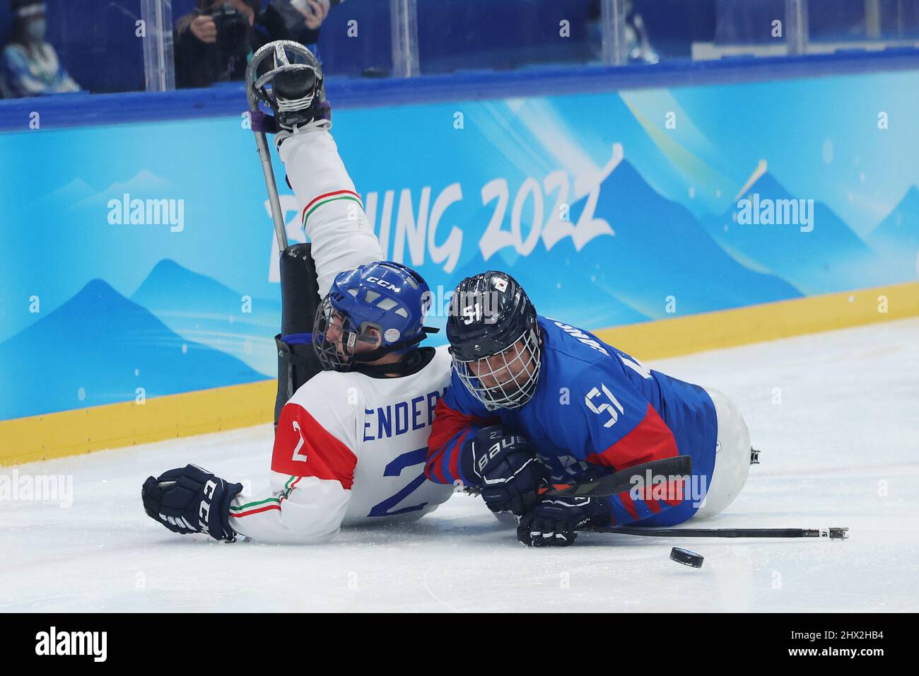 Peking, China. 9. März 2022. Kim Sang Lak (R) aus Südkorea tritt beim para-Eishockey-Qualifying-Finale zwischen Südkorea und Italien bei den Paralympischen Winterspielen 2022 in Peking am 9. März 2022 im National Indoor Stadium in Peking gegen den Italiener Alex Enderle an. Quelle: Xu Yanan/Xinhua/Alamy Live News Stockfoto